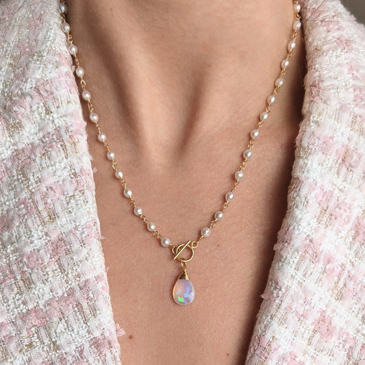 Pearl necklace with opal