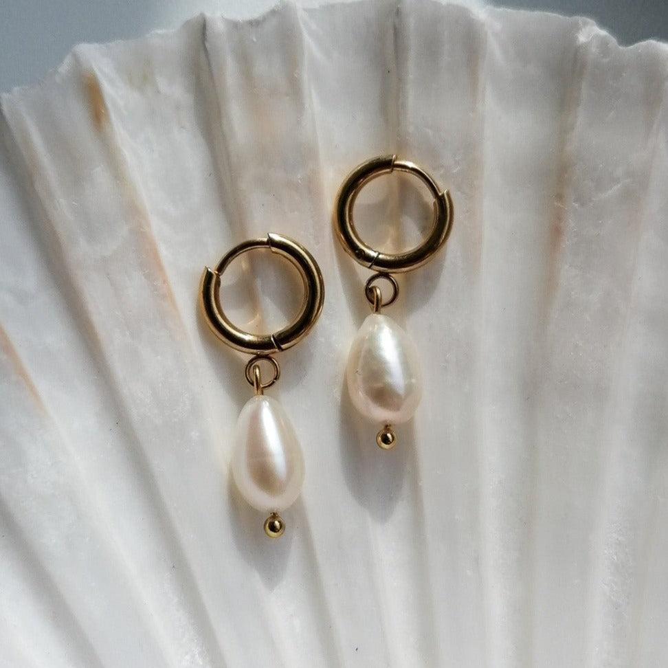 Teardrop pearl earrings