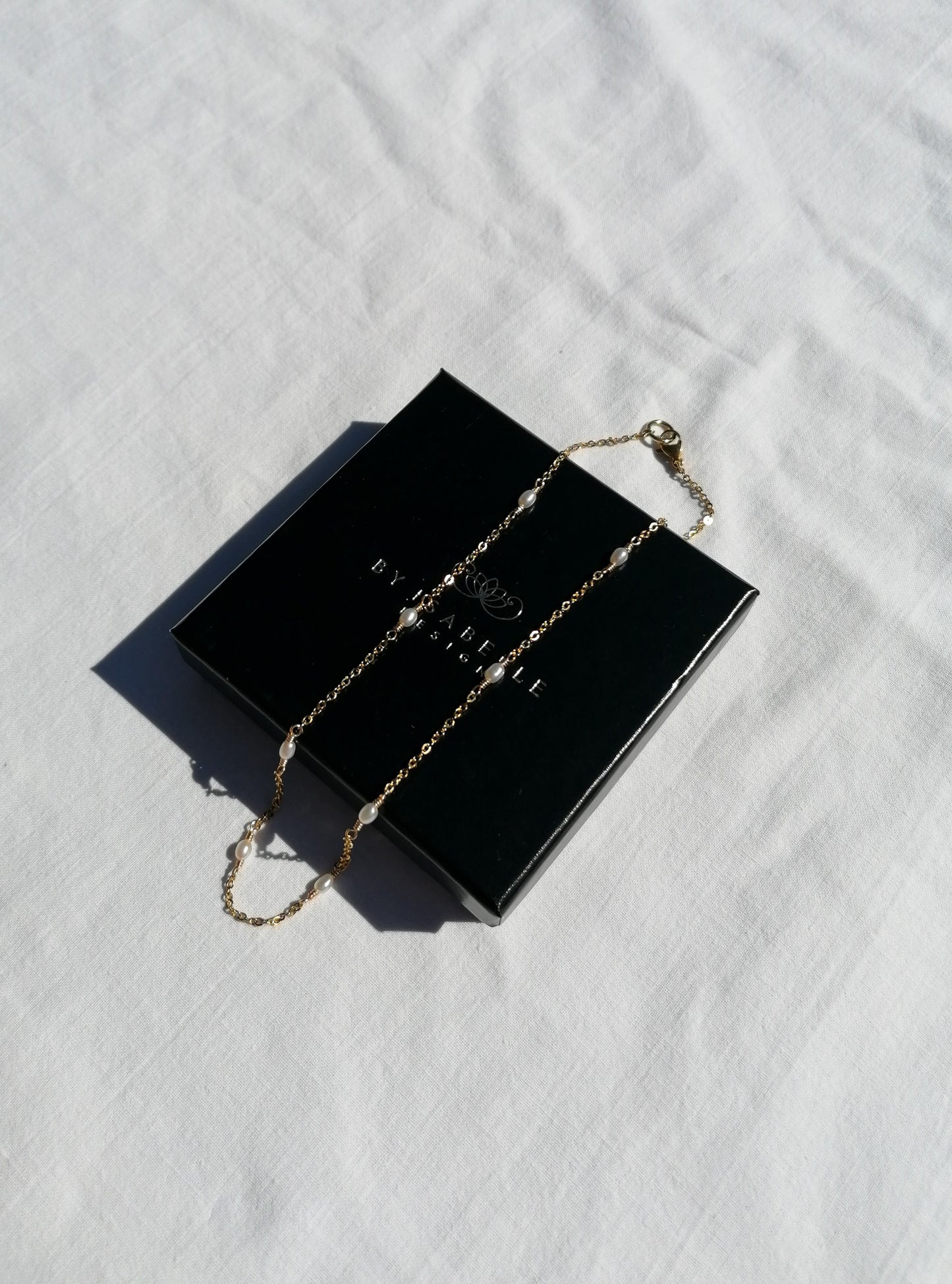 Satellite pearl chain necklace