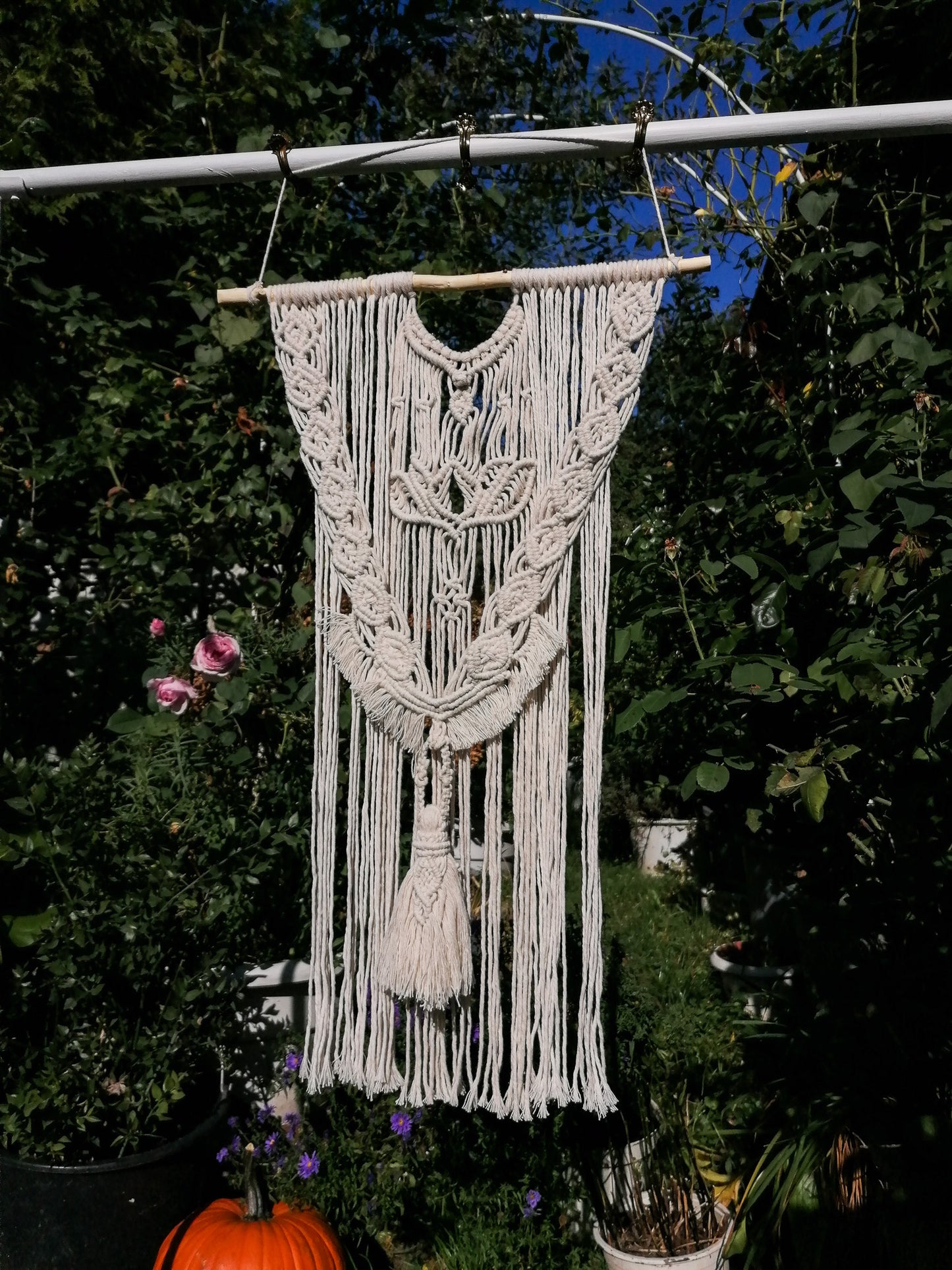 Macrame decoration - lilies