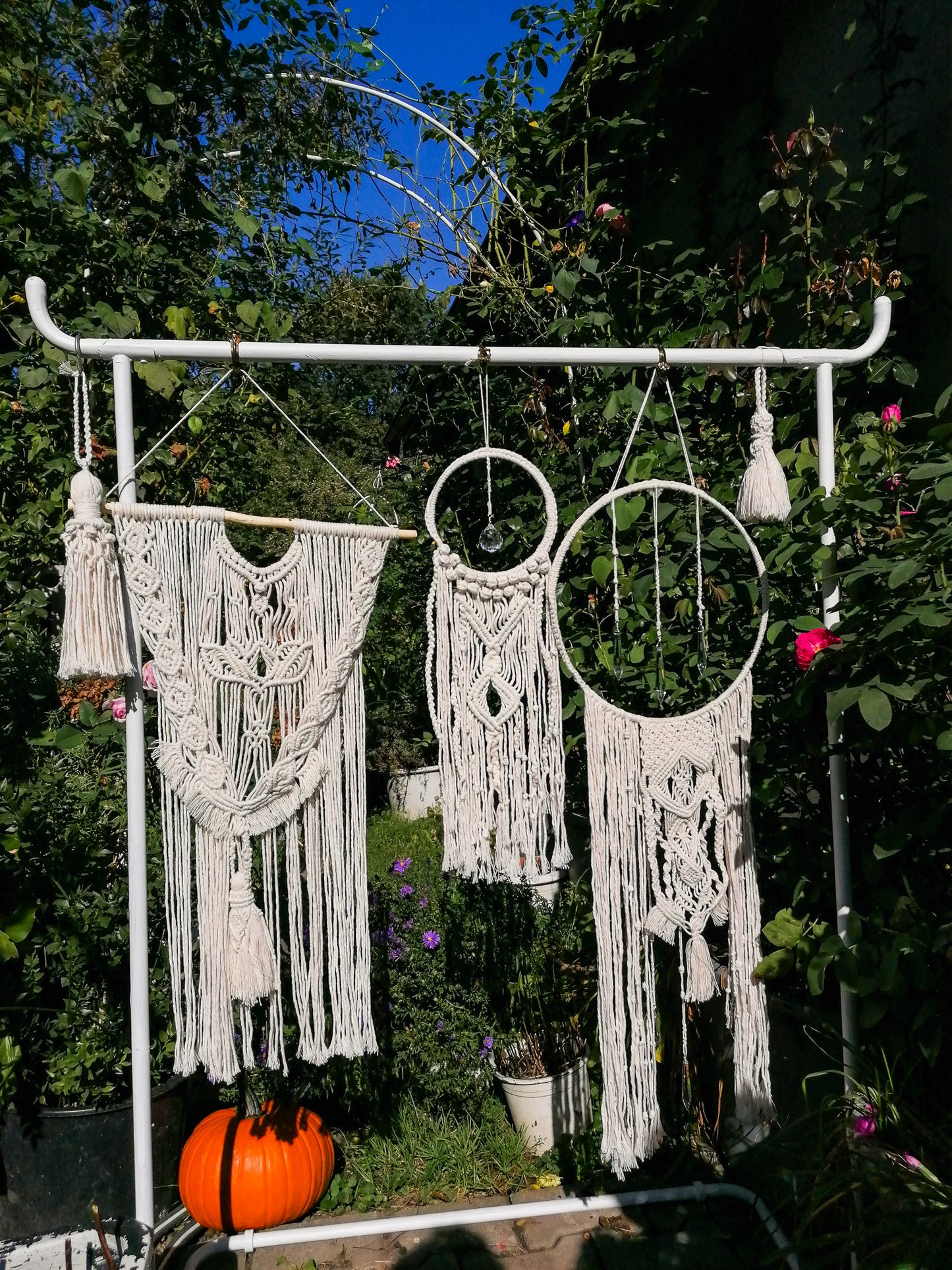 Macrame decoration - lilies