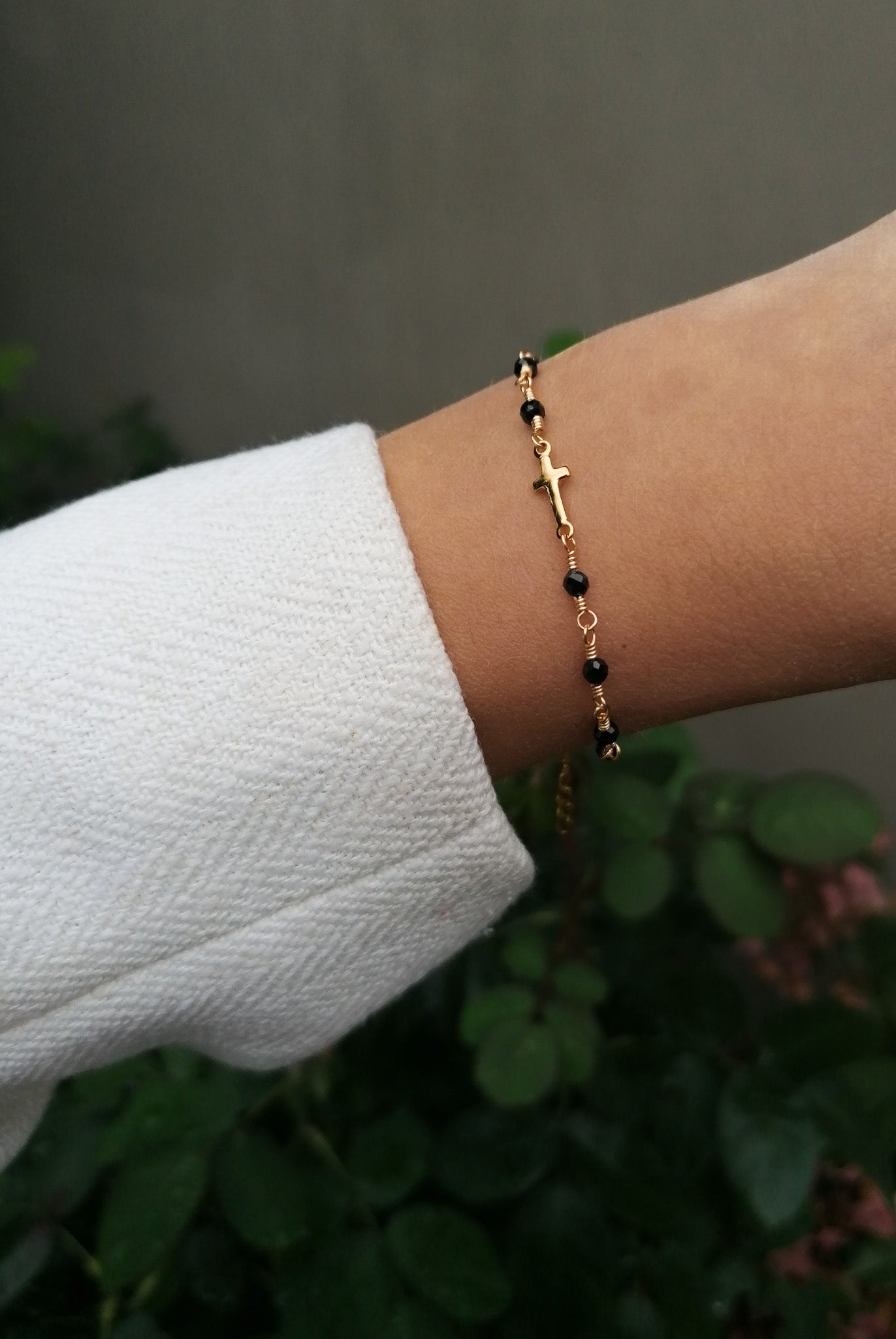 Schwarzes Spinellarmband mit Kreuz