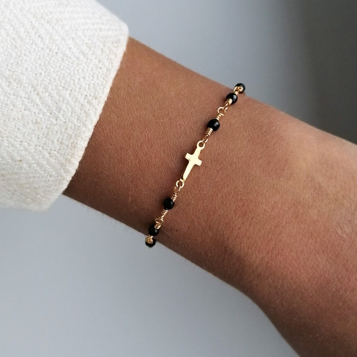 Schwarzes Spinellarmband mit Kreuz