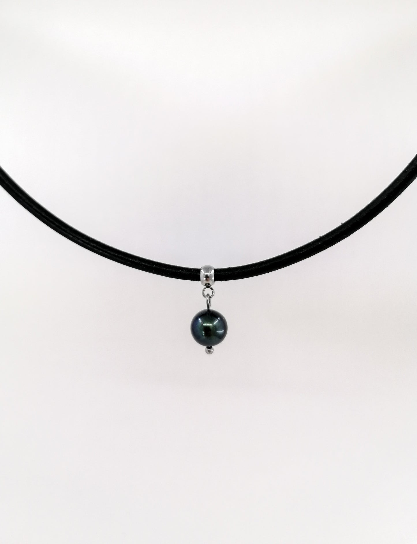 Black pearl leather necklace