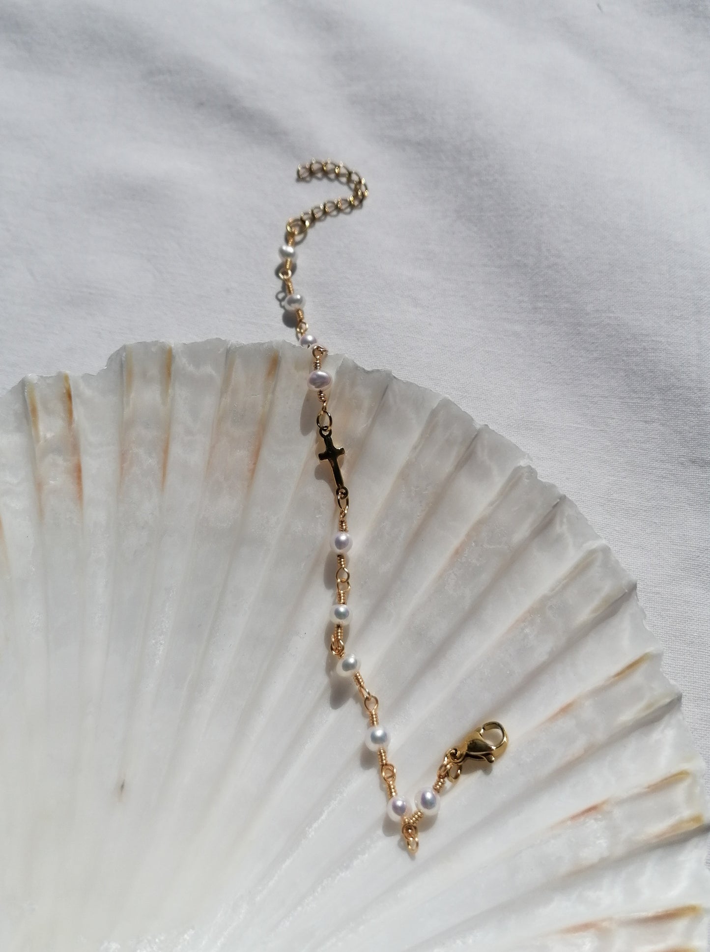 Perlenarmband mit Kreuz