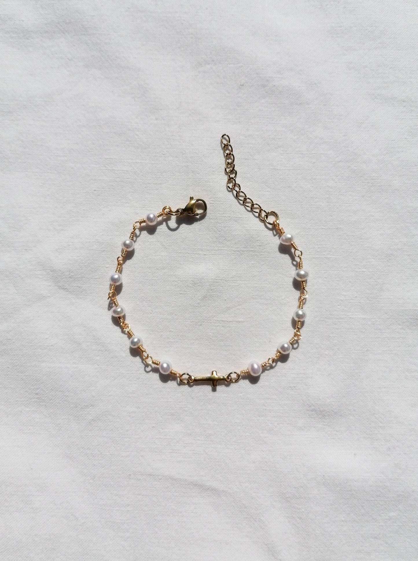 Perlenarmband mit Kreuz