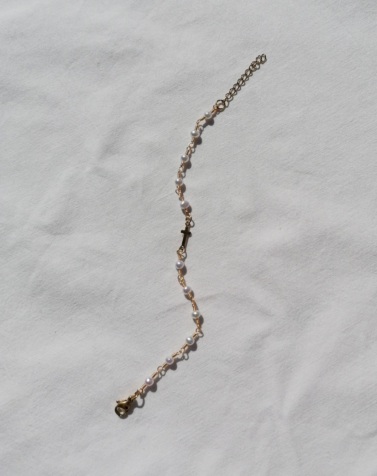 Perlenarmband mit Kreuz