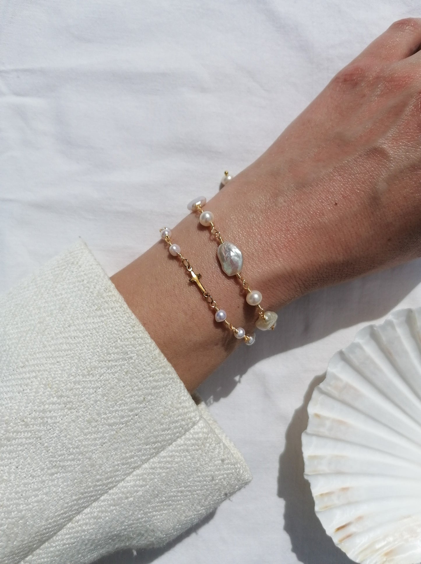 Perlenarmband mit Kreuz