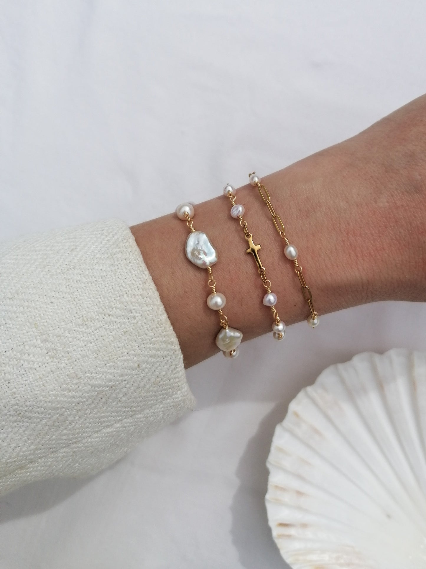 Perlenarmband mit Kreuz