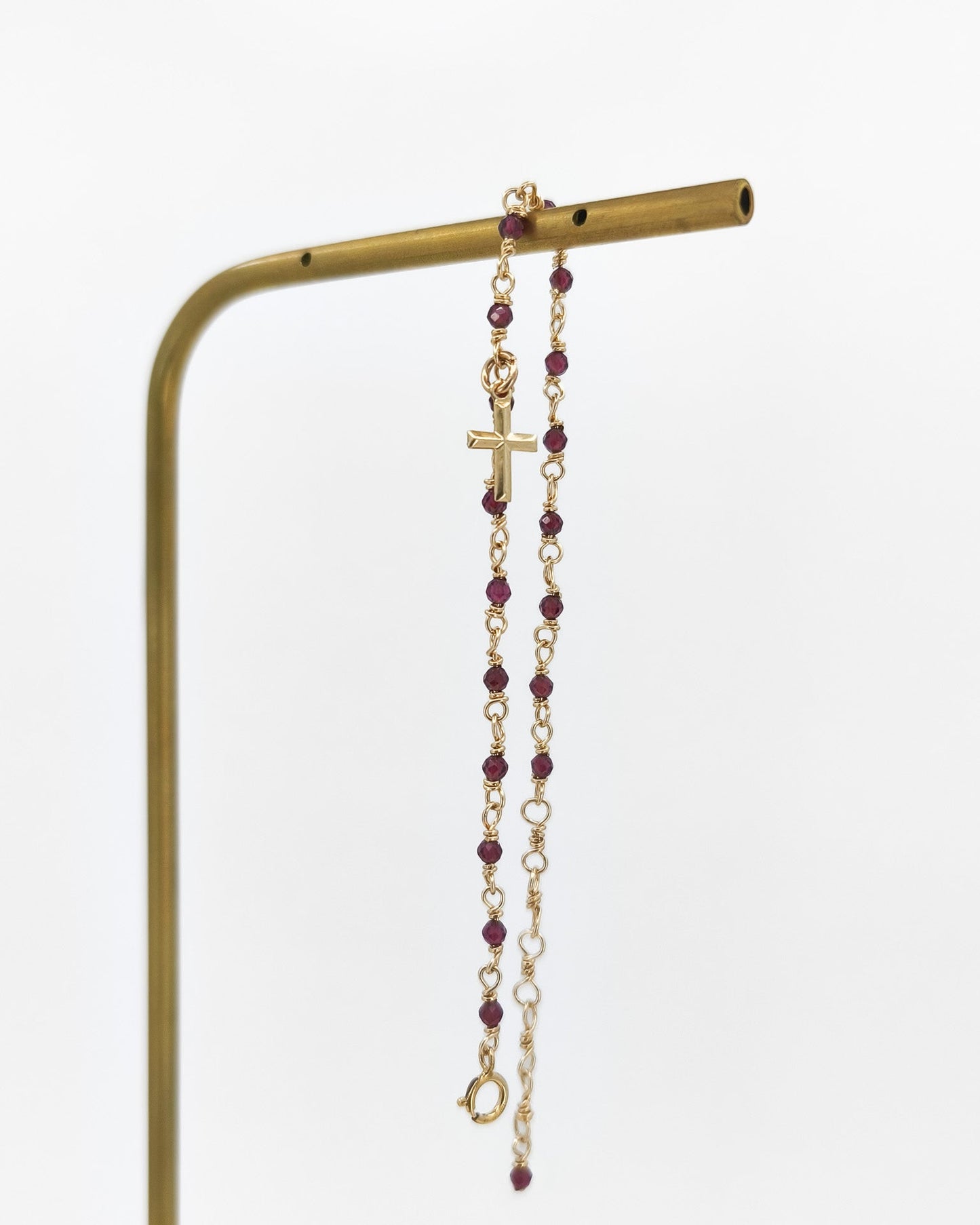 Granátový náramek s křížkem