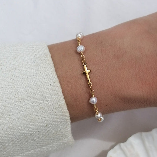Pearl bracelet with cross