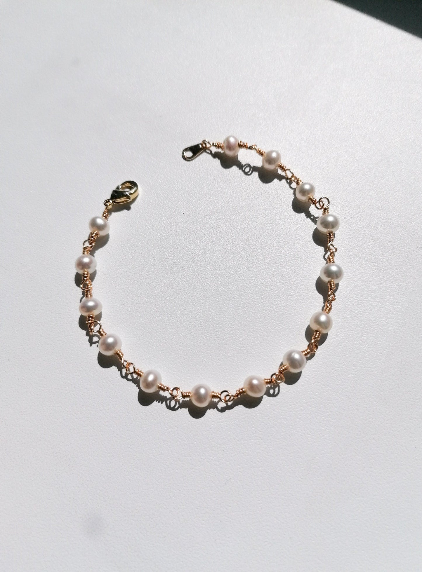 Armband aus kleinen Perlen