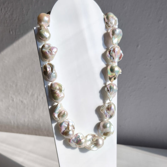 White flameball pearl necklace 01