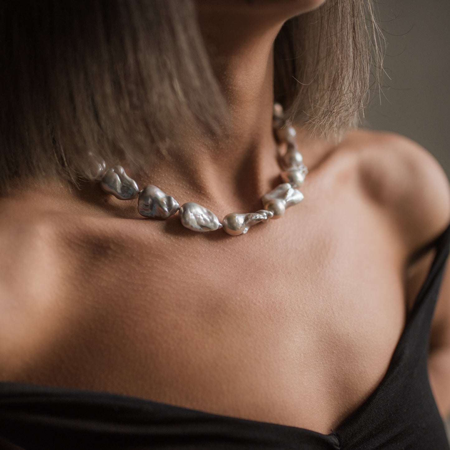 Náhrdelník z šedých barokních perel