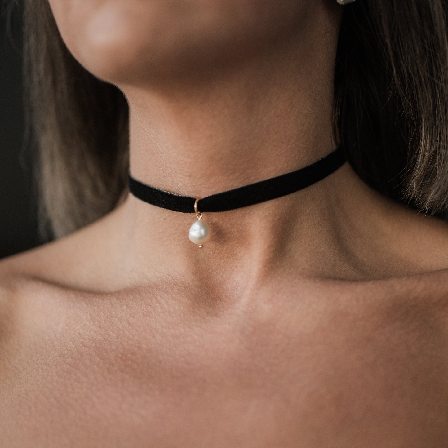 Sametový choker s perlou