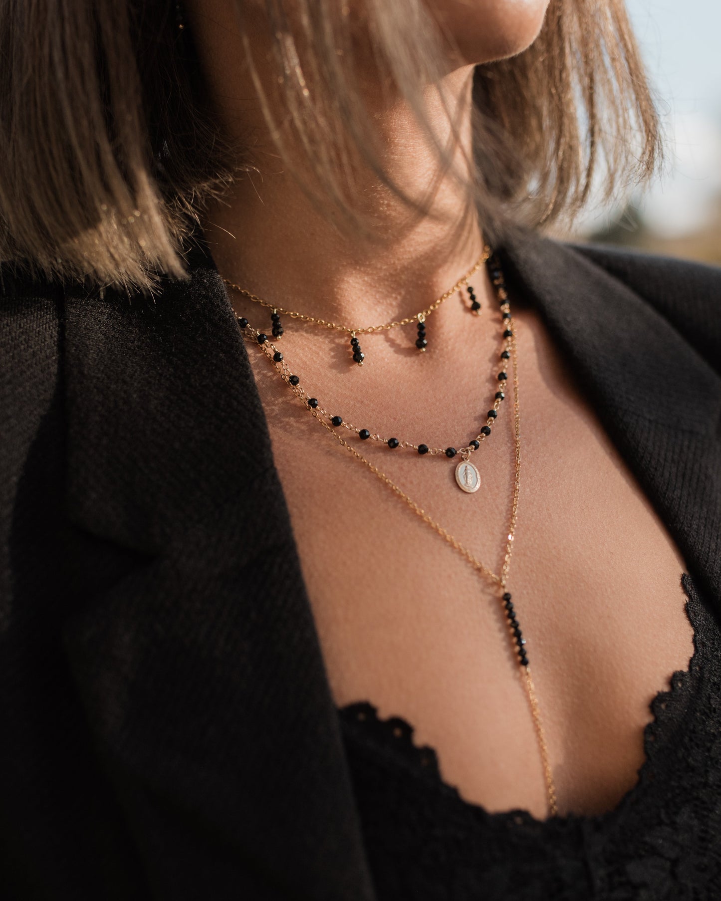 Náhrdelník s madonkou z černého spinelu