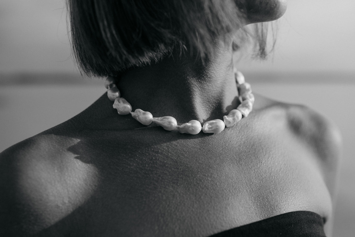 White flameball pearl necklace 02