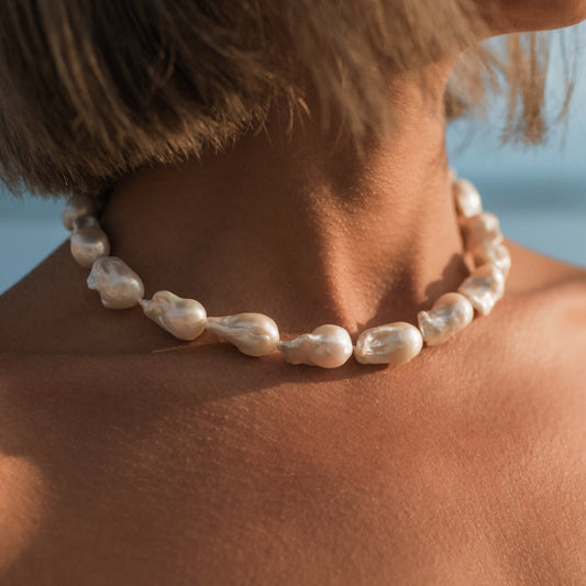 White flameball pearl necklace 02