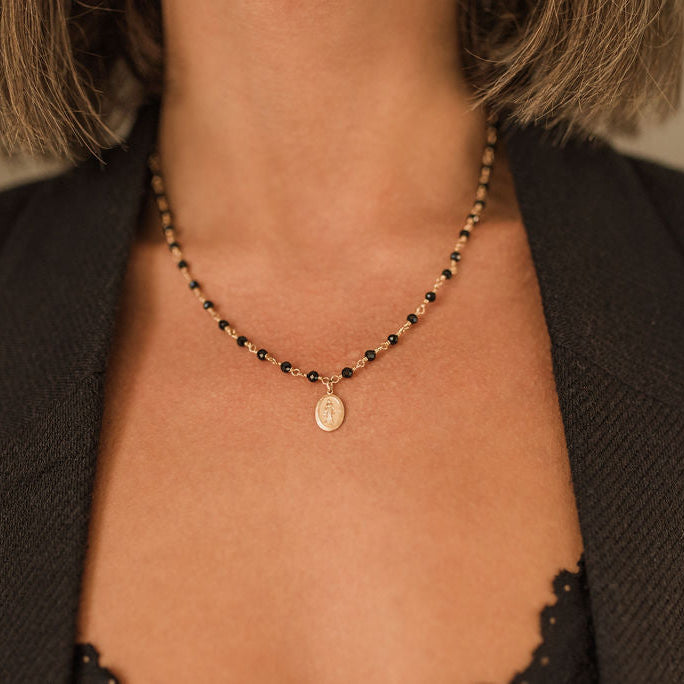 Náhrdelník s madonkou z černého spinelu