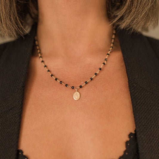 Náhrdelník s madonkou z černého spinelu