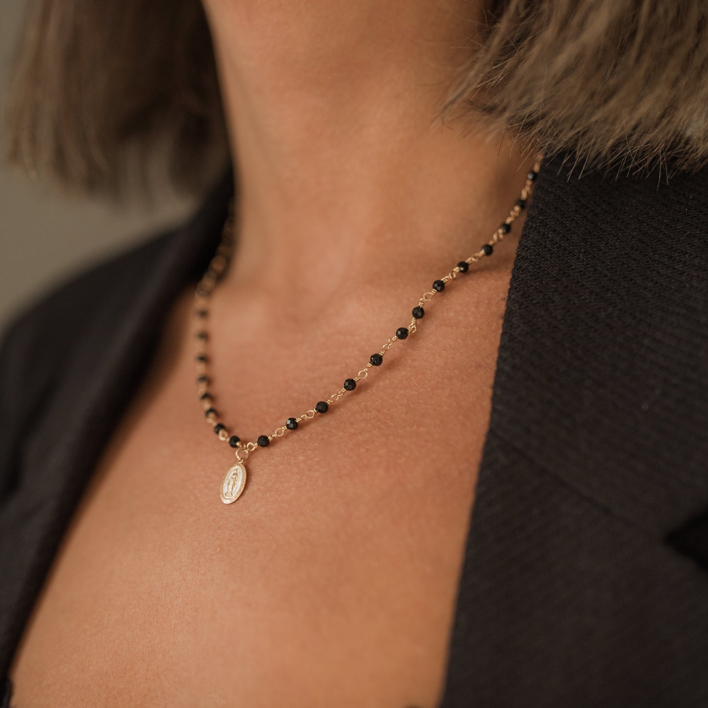 Náhrdelník s madonkou z černého spinelu