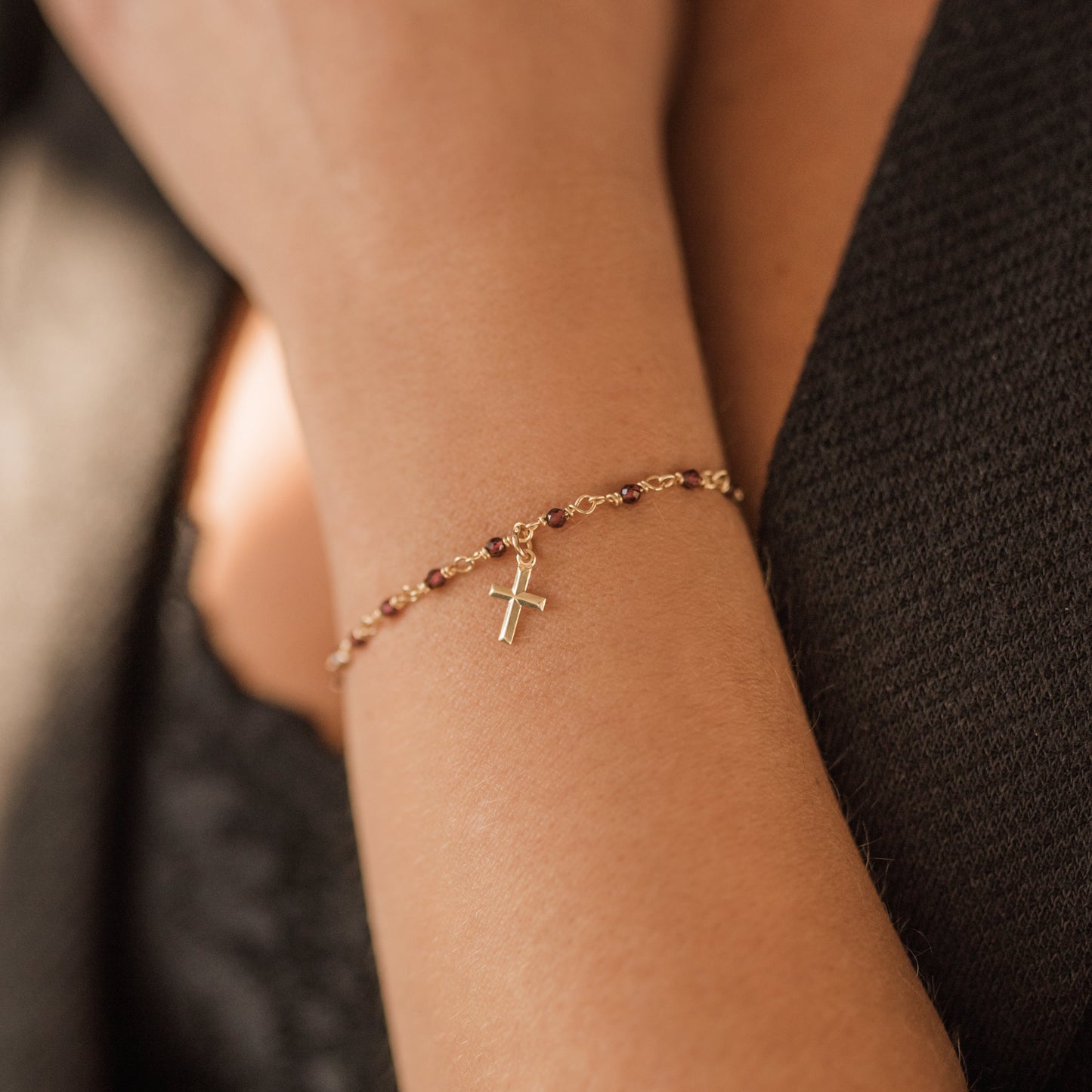 Granátový náramek s křížkem