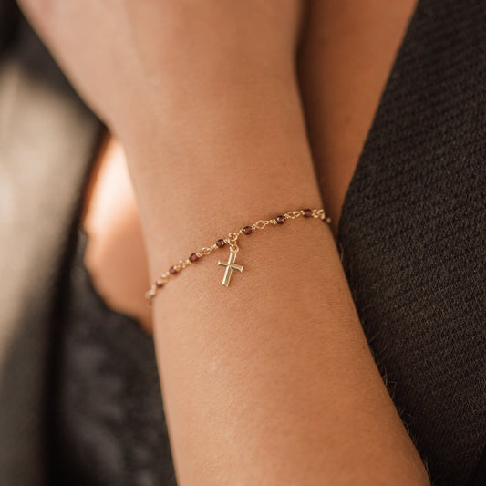 Granátový náramek s křížkem