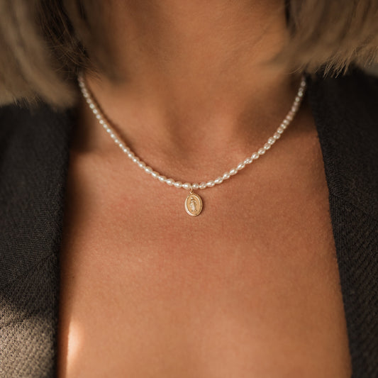 Perlový náhrdelník s madonkou