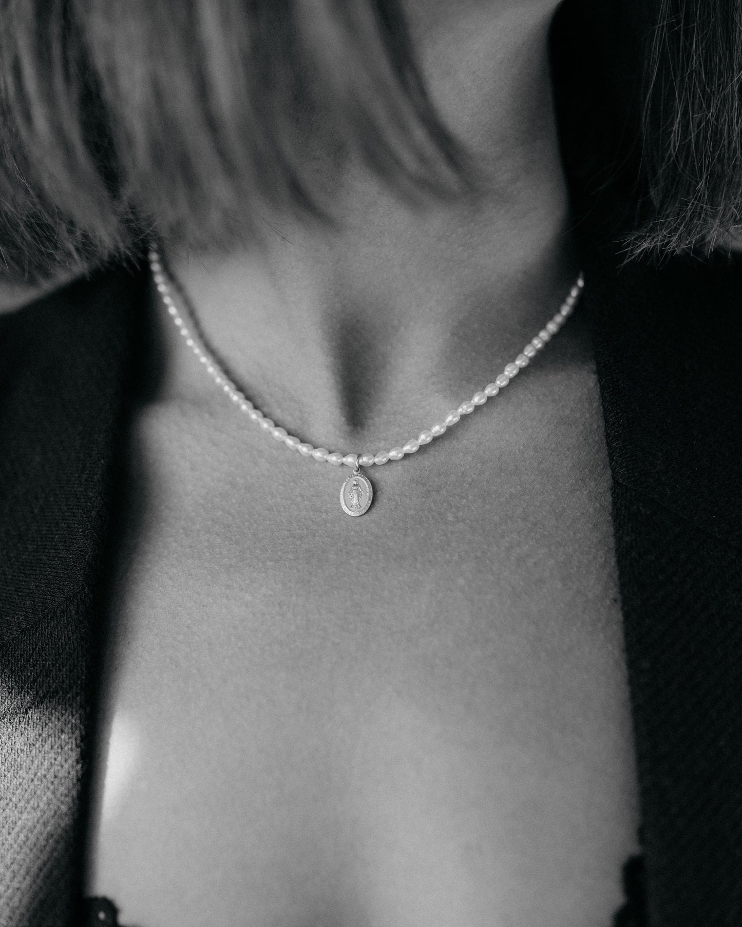 Perlový náhrdelník s madonkou