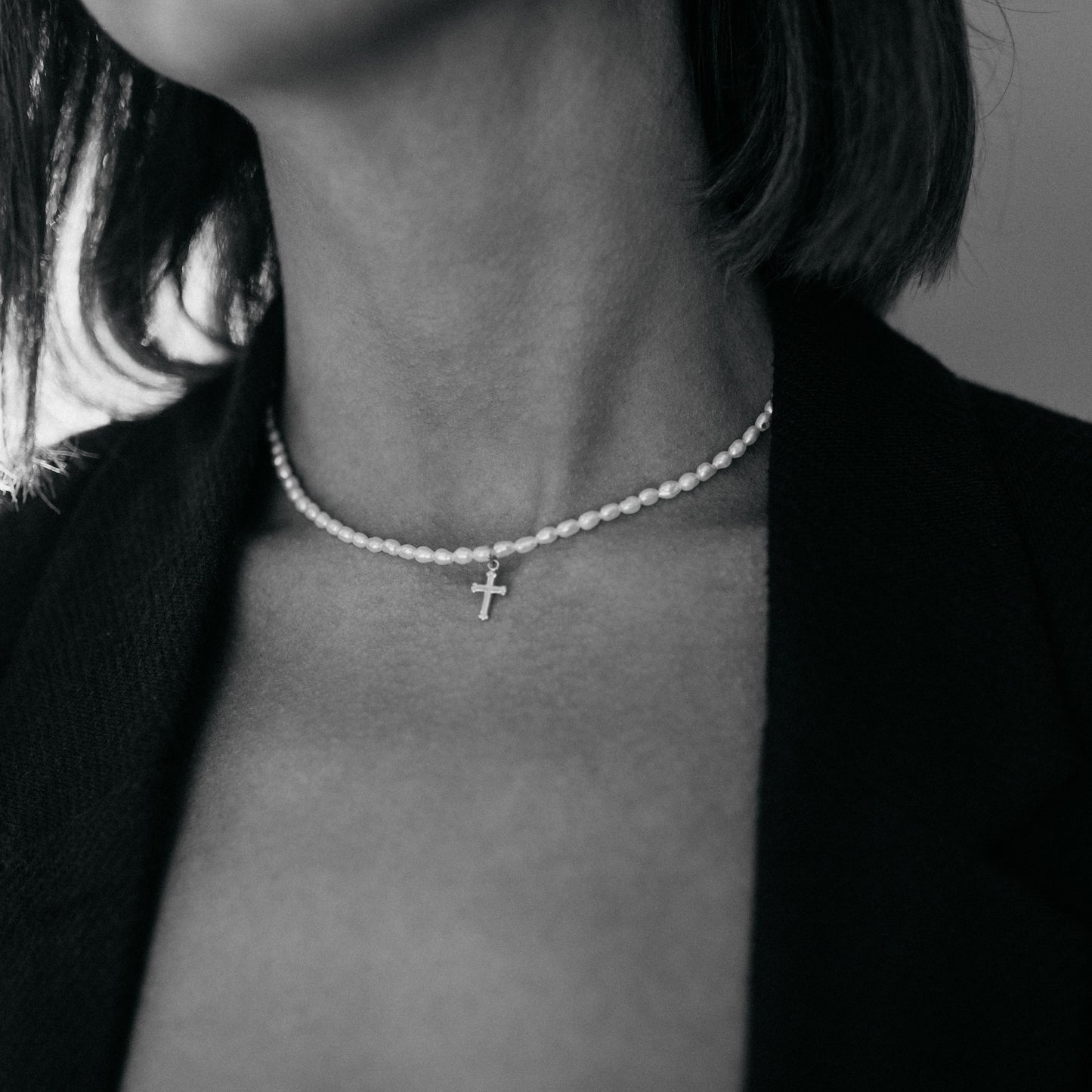 Perlový náhrdelník s křížkem