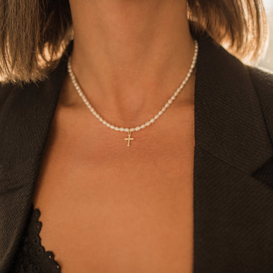 Perlový náhrdelník s křížkem