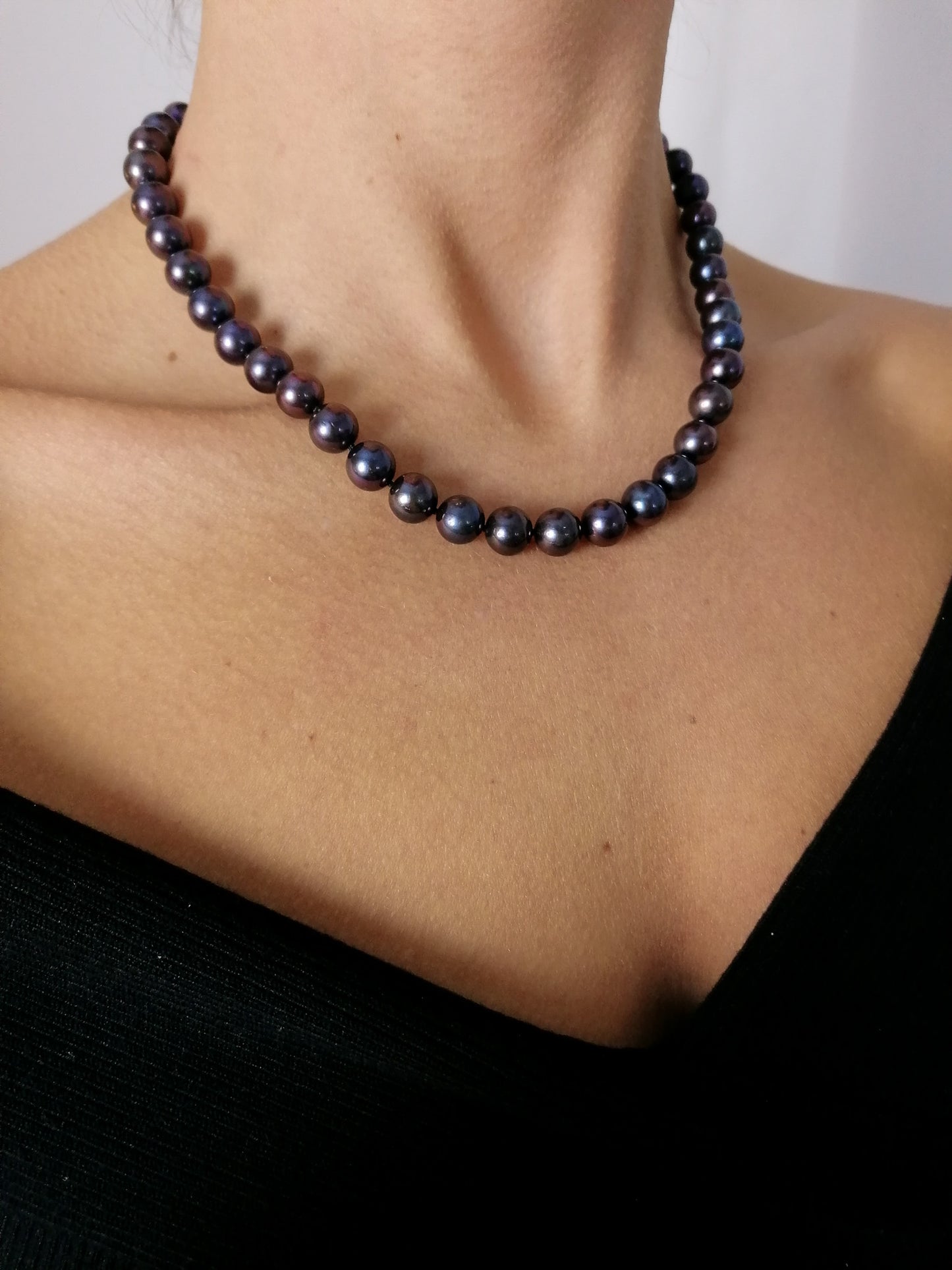 Black pearl necklace - blue overtone