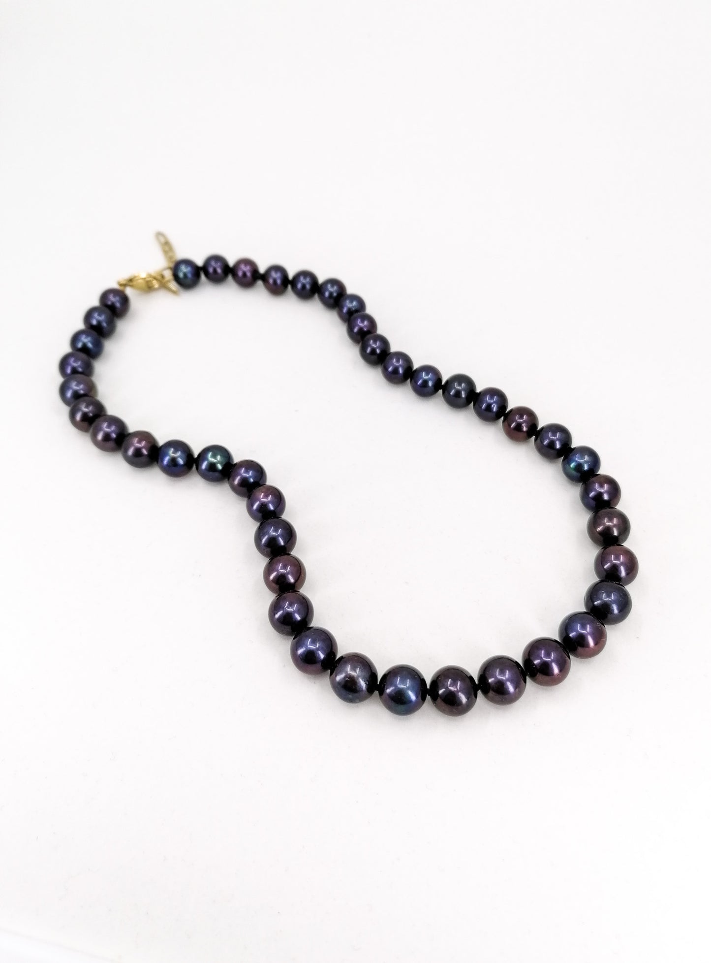 Black pearl necklace - blue overtone