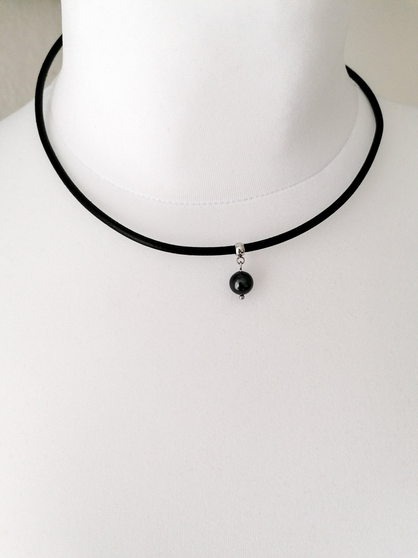 Black pearl leather necklace