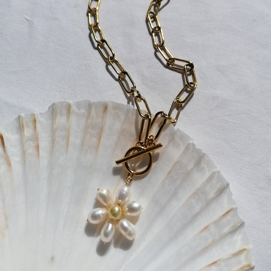 Chunky daisy necklace