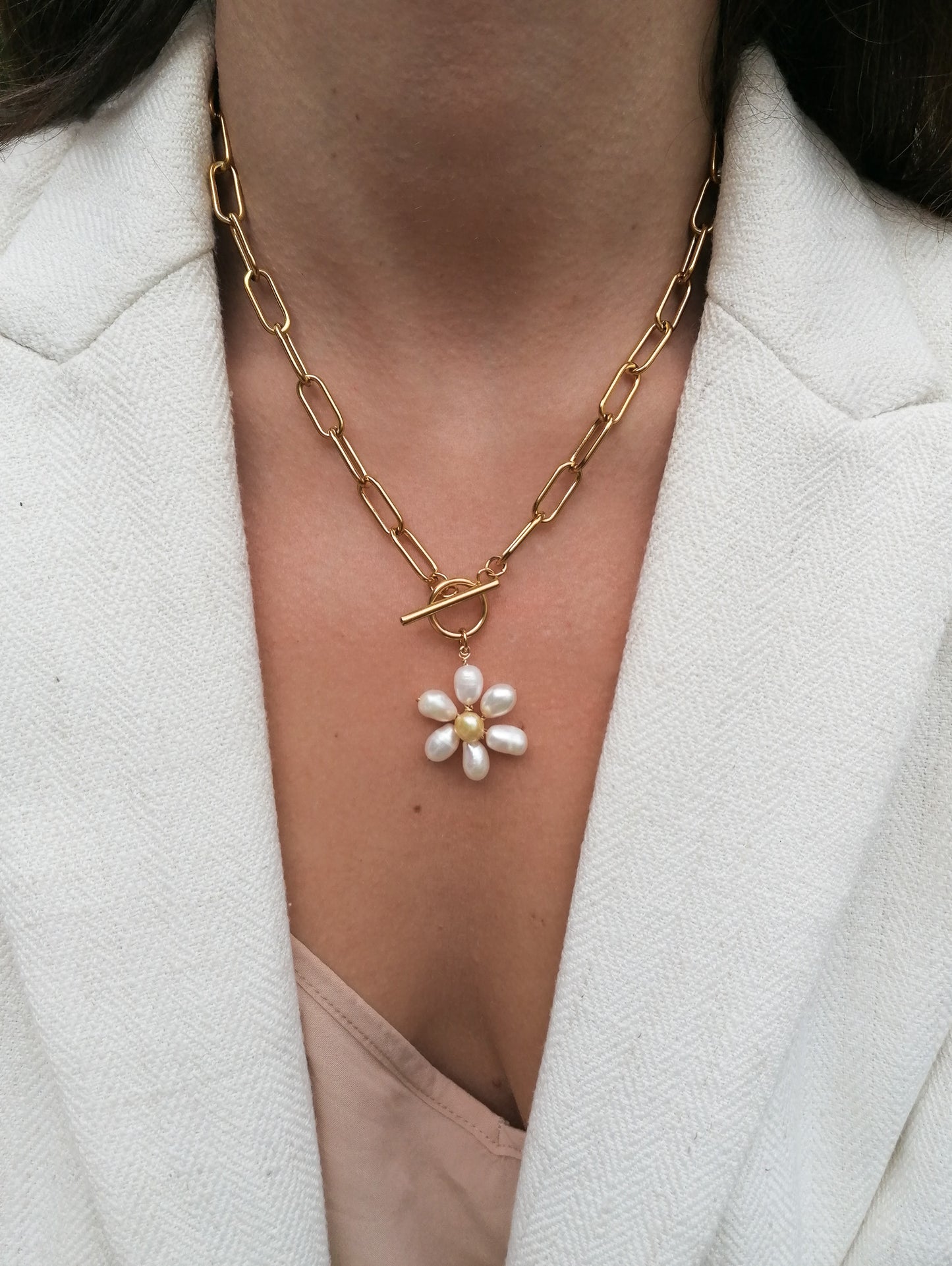 Chunky daisy necklace