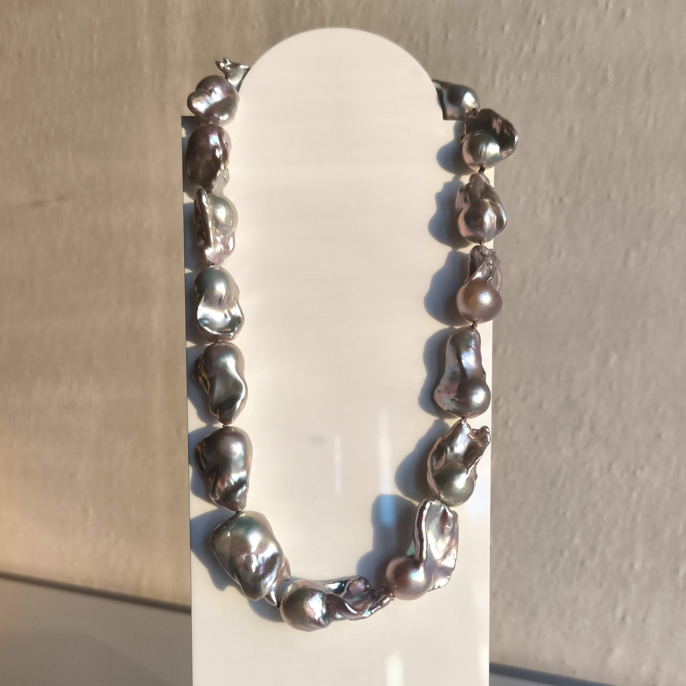 Náhrdelník z šedých barokních perel