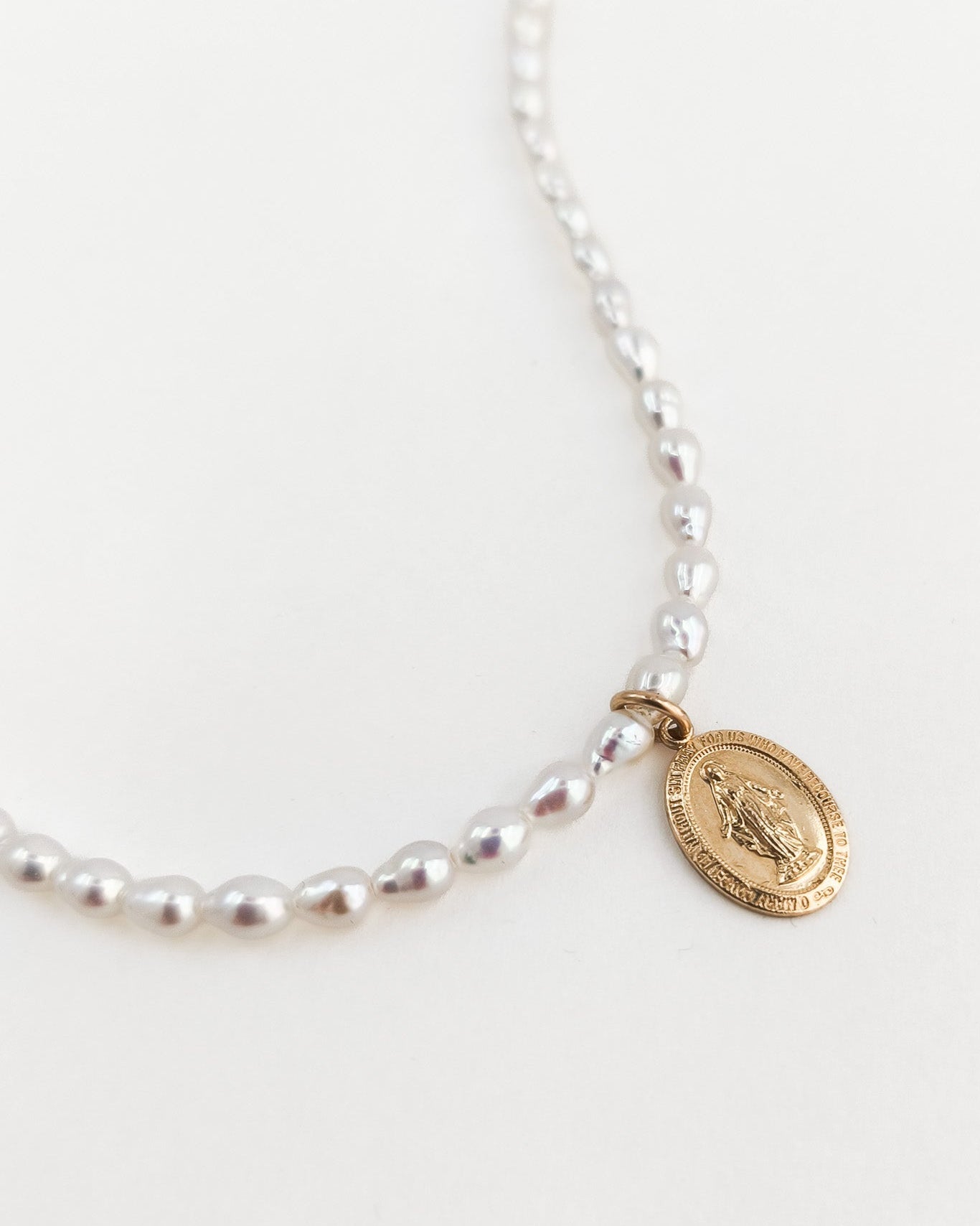 Perlový náhrdelník s madonkou