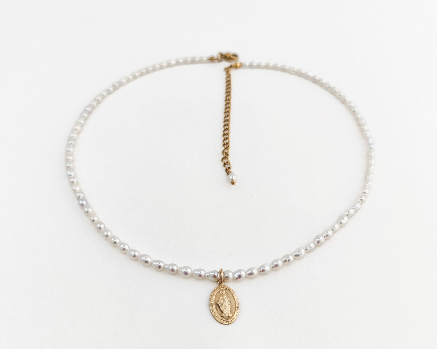 Perlový náhrdelník s madonkou