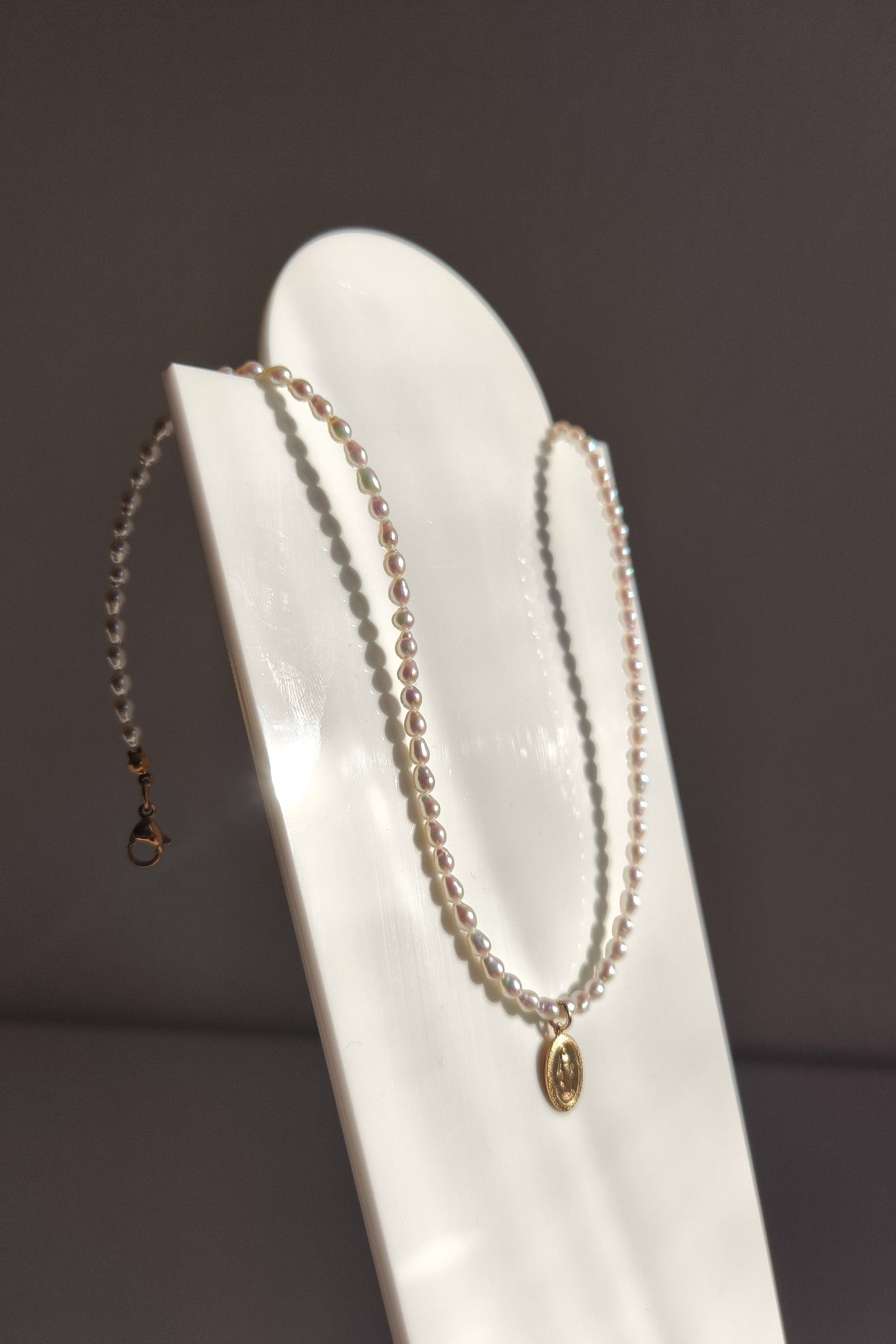 Perlový náhrdelník s madonkou