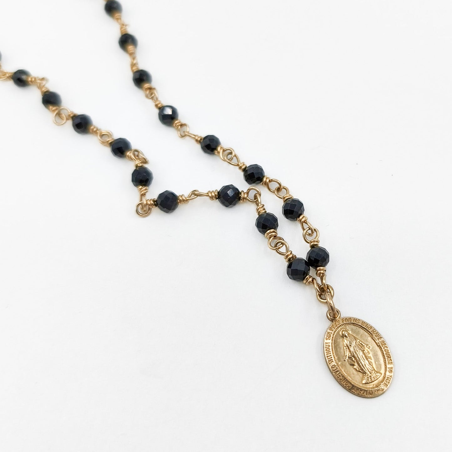 Náhrdelník s madonkou z černého spinelu