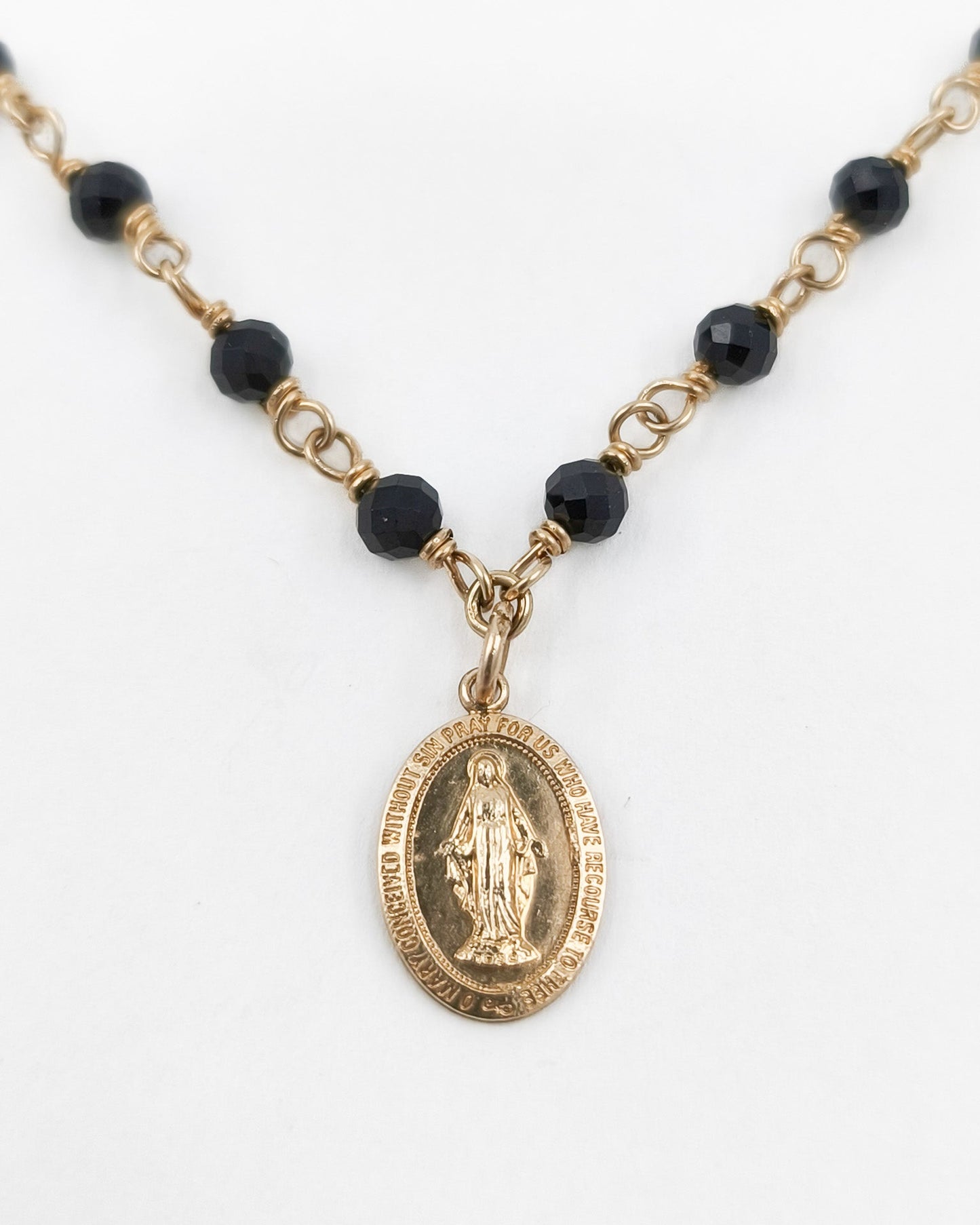 Náhrdelník s madonkou z černého spinelu