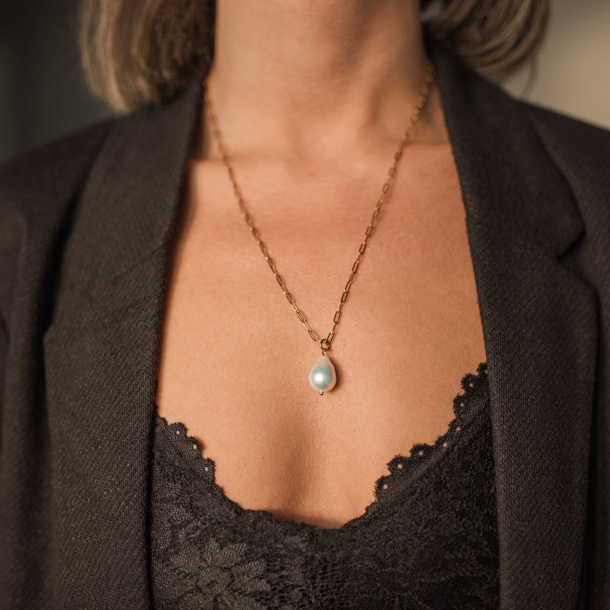 Detailní pohled na náhrdelník s výraznou Edison perlou na krku modelky v délce 50 cm.