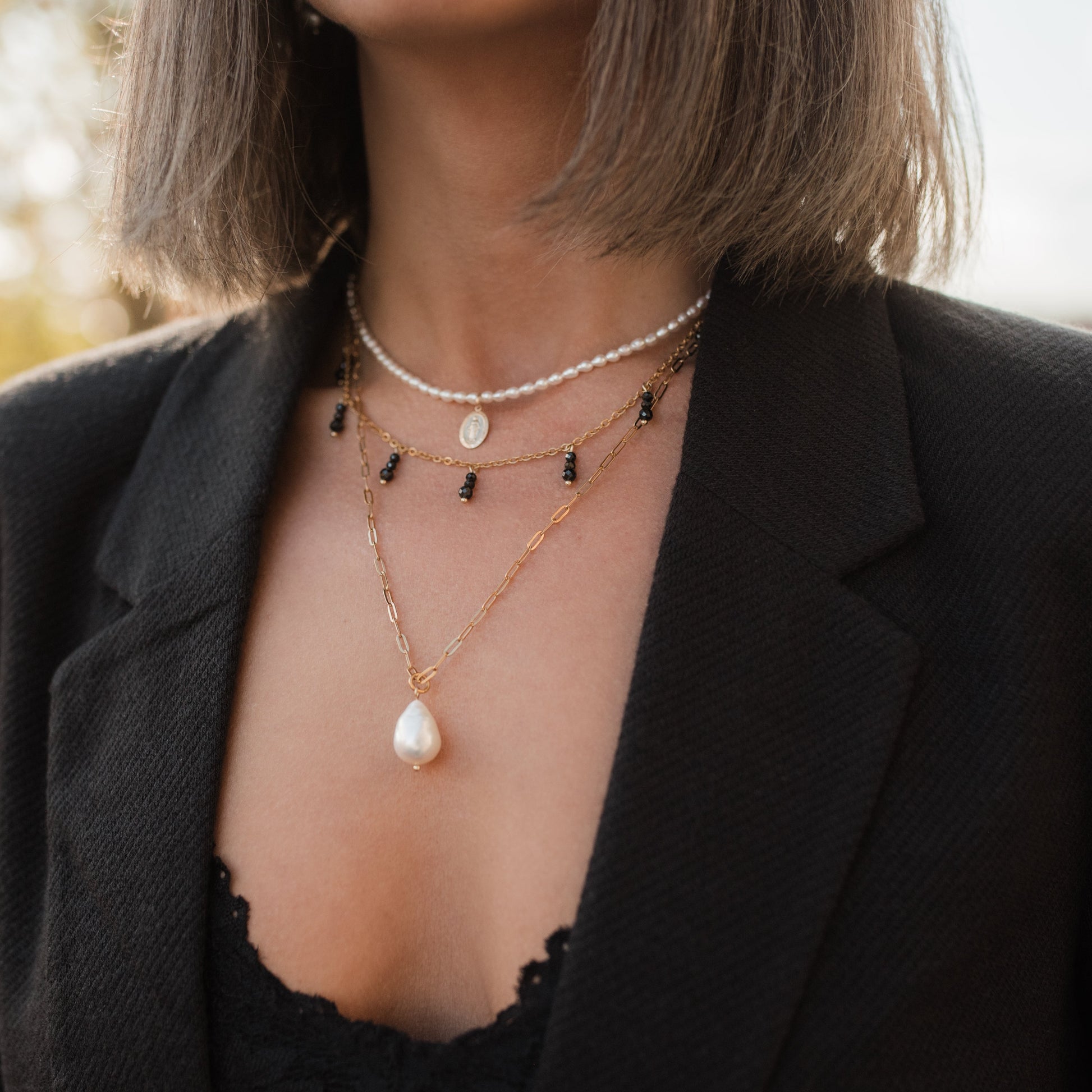 Inspirace pro vrstvení šperků: dlouhý náhrdelník se sladkovodní perlou Edison ve tvaru kapky v kombinaci s kratšími náhrdelníky