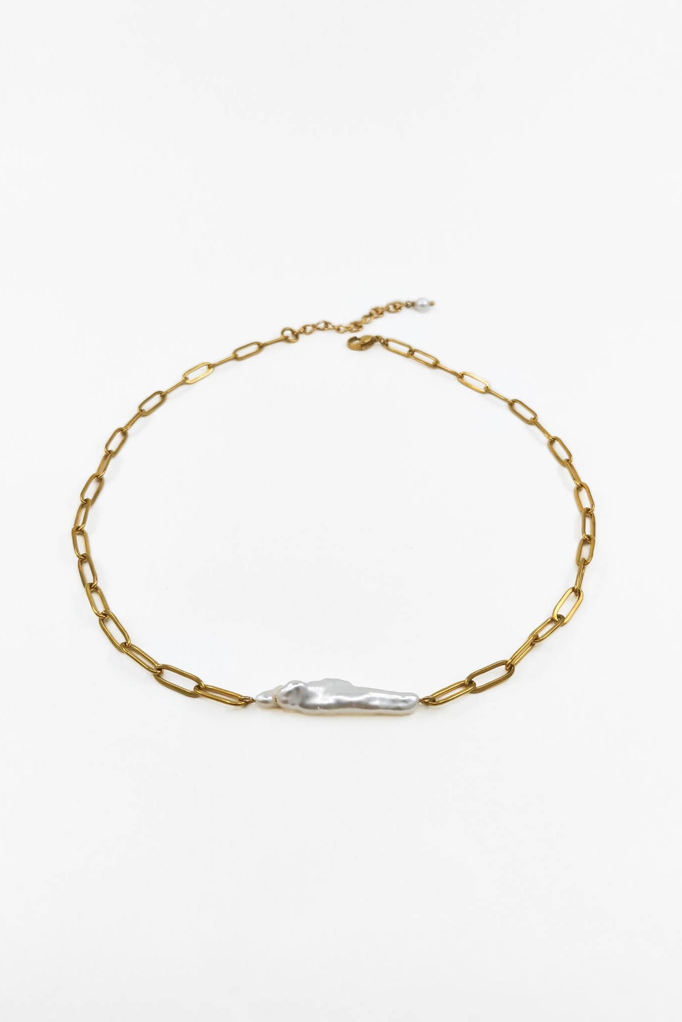 Náhrdelník z odolné PVD zlacené oceli s bibwa perlou organického tvaru, nastavitelná délka - na bílém pozadí