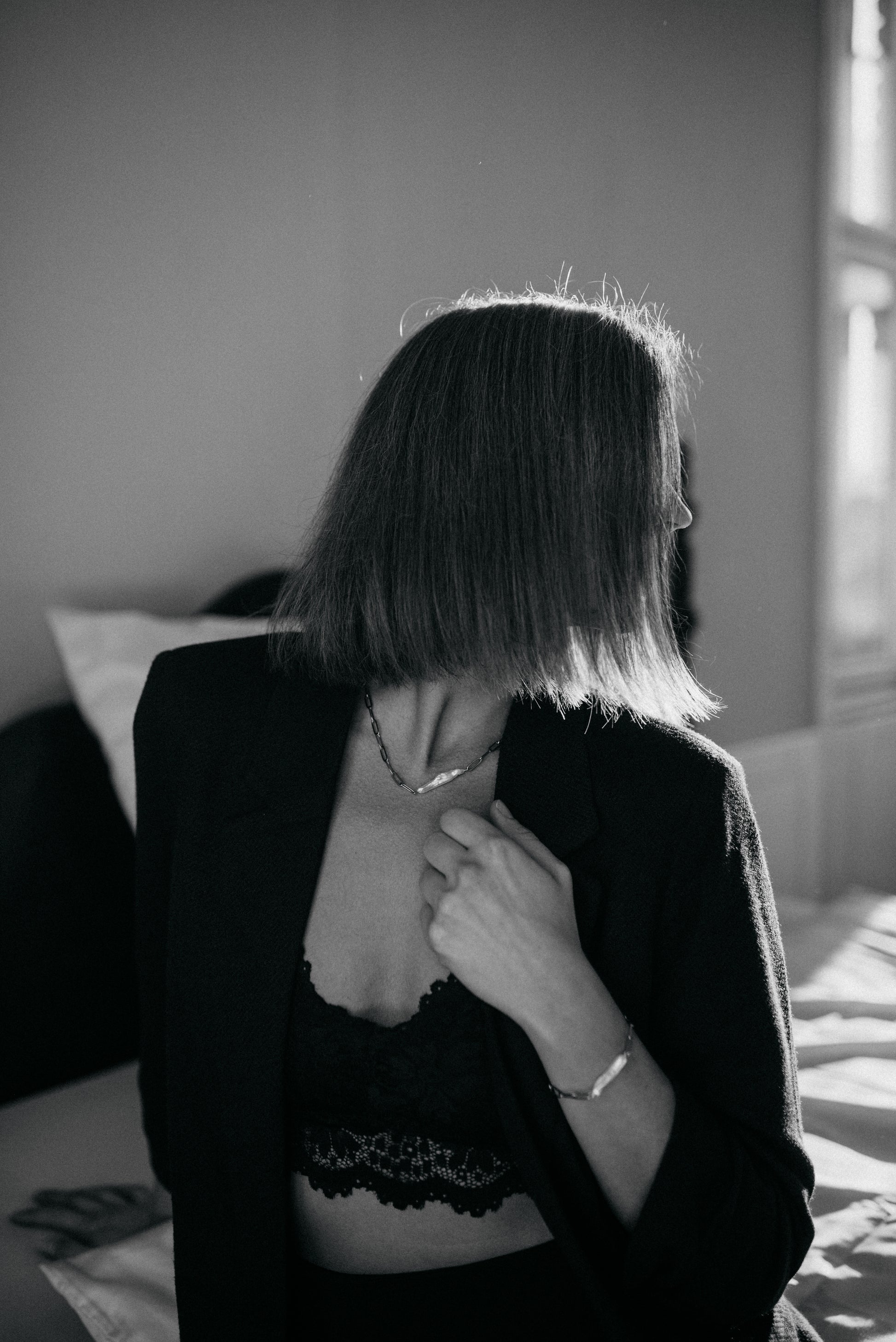 Náhrdelník a náramek z oceli s biwa perlou na modelce, černobílá elegantní fotografie