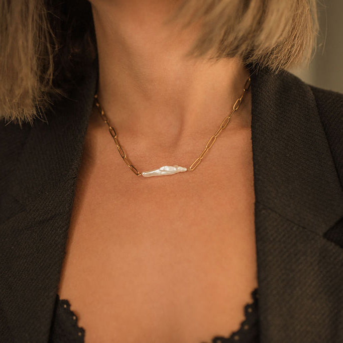 Zlatý řetízkový náhrdelník s pravou přírodní biwa perlou a PVD zlacením.