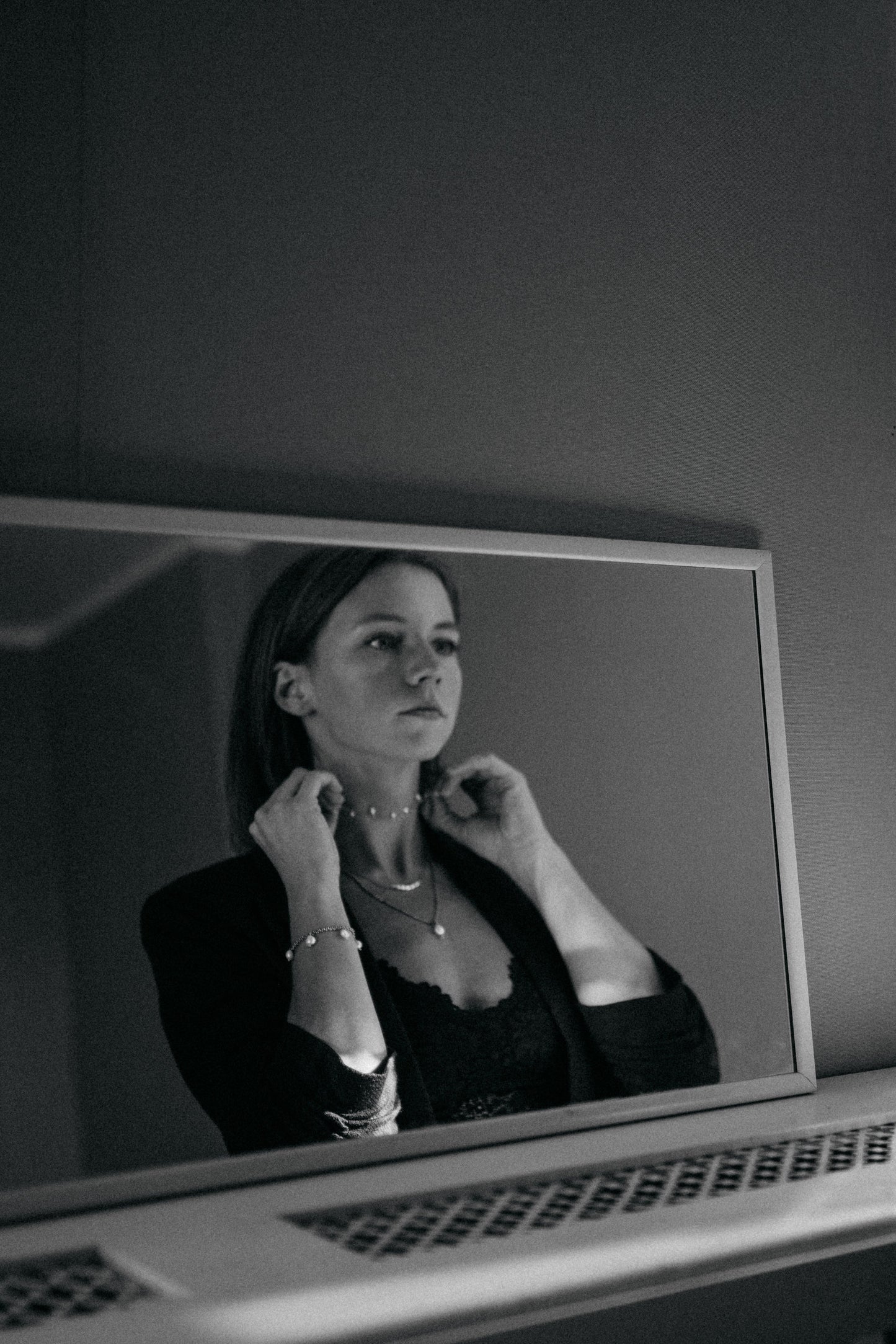 Ukázka perlového náramku s dalšími šperky, vrstvení s perlovými náhrdelníky na modelce.