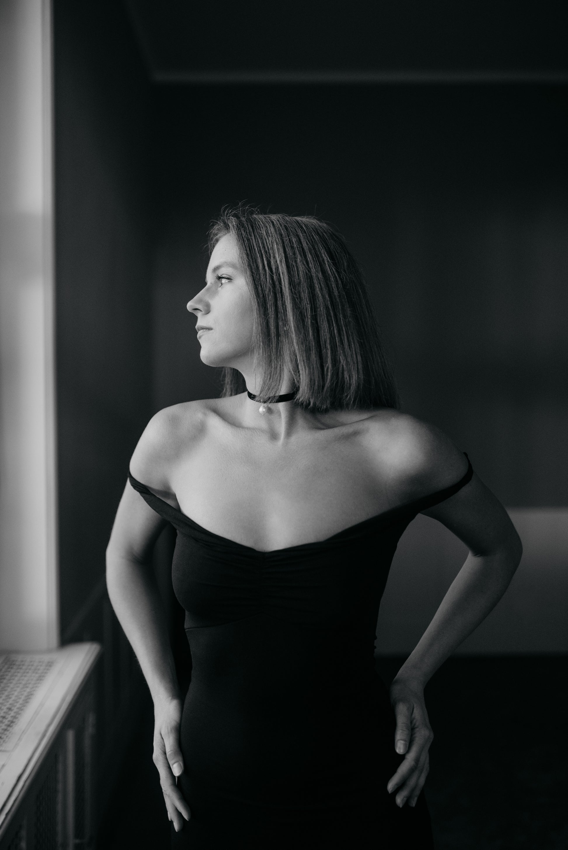 Sametový náhrdelník s perlou na modelce s elegantními šaty s odhalenými rameny
