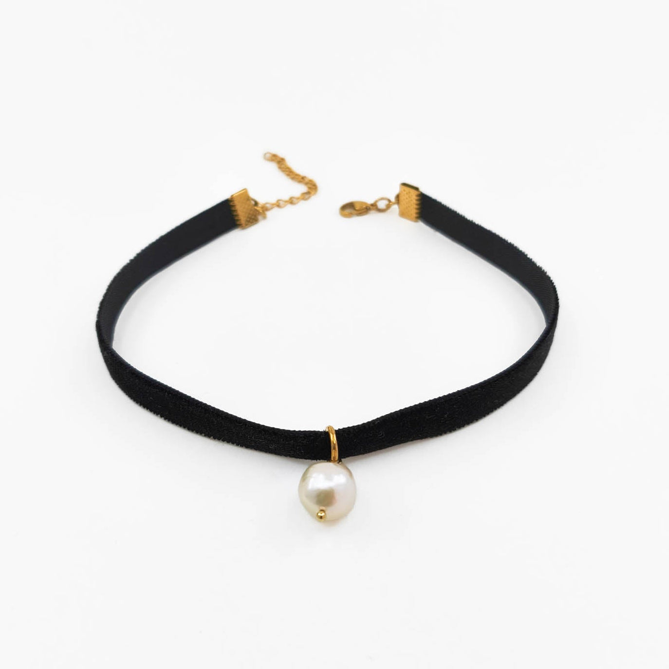 Sametový choker náhrdelník se sladkovodní perlou na bílém pozadí